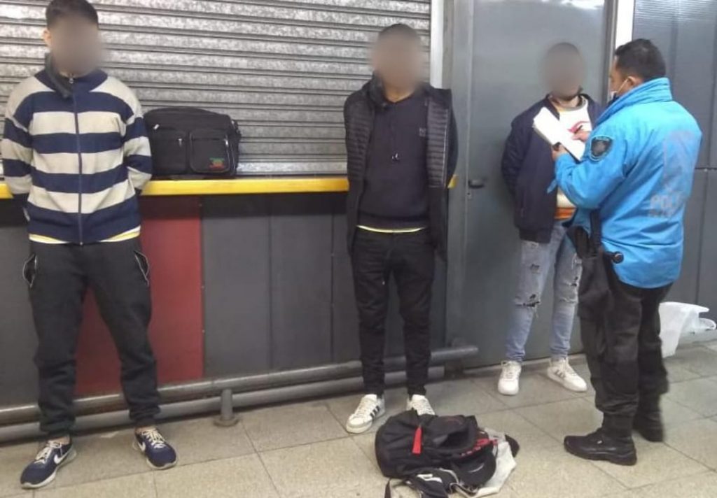 Detenidos por Robo de Celular en Estación Pasteur del Subte